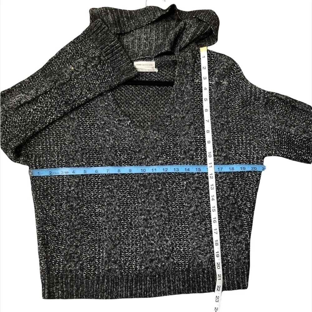 URBAN OUTFITTERS Sweater Women's Size Medium Gray Cable-Knit Turtleneck/V-Neck